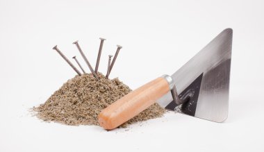 Mala mason ve üzerinde beyaz izole kazık kum