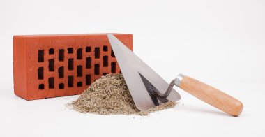 Mala, tuğla ve kum yığını üzerinde beyaz izole mason