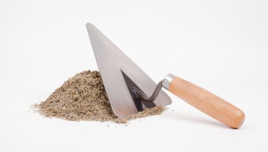 Mala mason ve üzerinde beyaz izole kazık kum