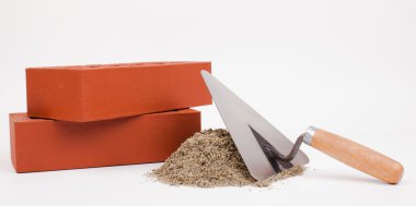 Mala, tuğla ve kum yığını üzerinde beyaz izole mason