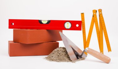 Mason araçları ve üzerinde beyaz izole Tuğlalar