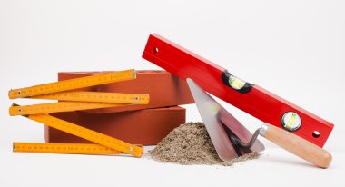 Mason araçları ve üzerinde beyaz izole Tuğlalar