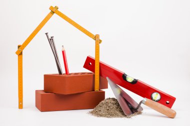 Mason araçları ve üzerinde beyaz izole Tuğlalar