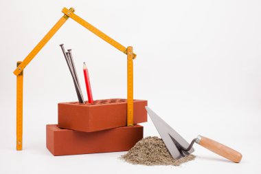 Mason araçları ve üzerinde beyaz izole Tuğlalar