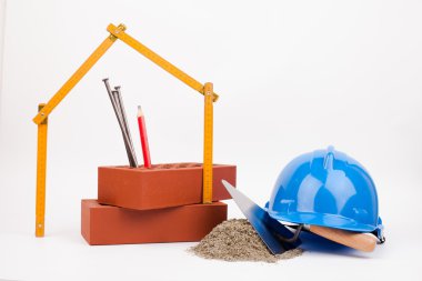 Mavi kask, tuğla ve mason araçları