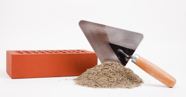 Mala, tuğla ve kum yığını üzerinde beyaz izole mason