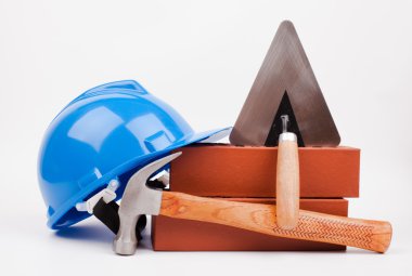 Mavi kask, tuğla ve mason araçları