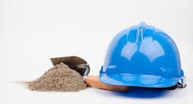Mavi hardhat ve üzerinde beyaz izole mason mala