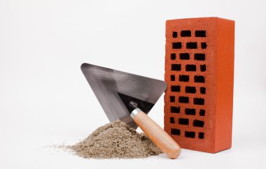 Mala, tuğla ve kum yığını üzerinde beyaz izole mason