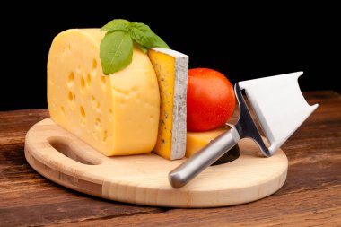 peynir ve domates izole siyah ahşap masa üzerinde çeşitli