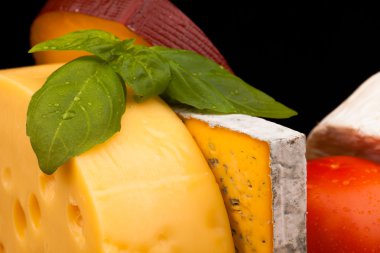 peynir ve domates izole siyah ahşap masa üzerinde çeşitli