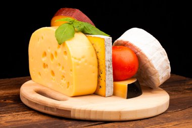 peynir ve domates izole siyah ahşap masa üzerinde çeşitli