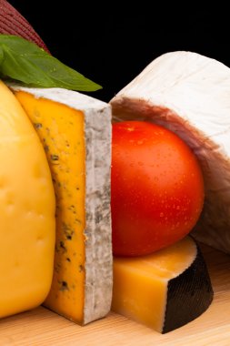 peynir ve domates izole siyah ahşap masa üzerinde çeşitli