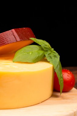 peynir ve domates izole siyah ahşap masa üzerinde çeşitli