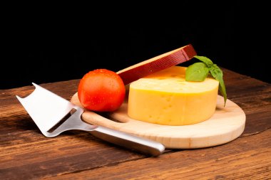 peynir ve domates izole siyah ahşap masa üzerinde çeşitli