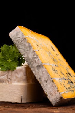 Tahta masada çeşitli peynir türleri var.