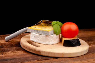 Tahta masada çeşitli peynir türleri var.