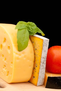 Tahta masada çeşitli peynir türleri var.