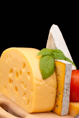 Tahta masada çeşitli peynir türleri var.