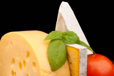 Tahta masada çeşitli peynir türleri var.