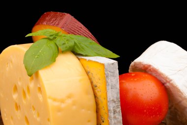 Tahta masada çeşitli peynir türleri var.