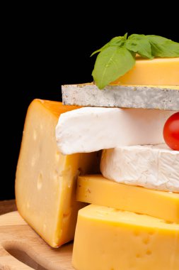 Tahta masada çeşitli peynir türleri var.