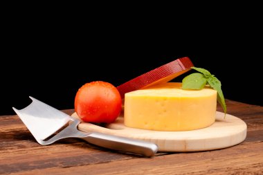 Tahta masada çeşitli peynir türleri var.