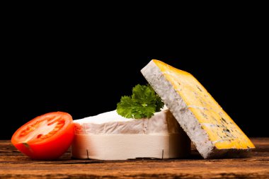 Tahta masada çeşitli peynir türleri var.