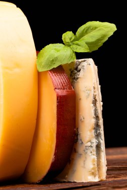 Tahta masada çeşitli peynir türleri var.