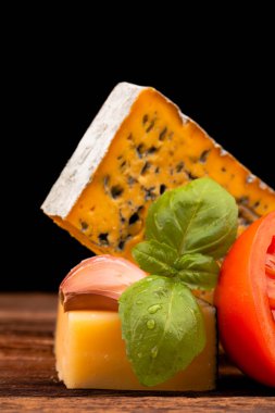 izole siyah peynir türleri