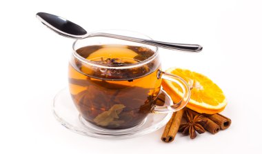 Beyaz üzerine izole edilmiş bir fincan çay