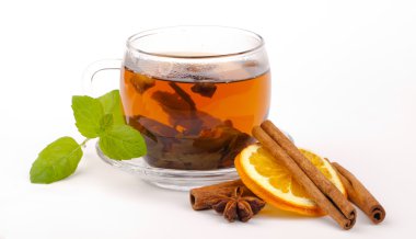 Beyaz üzerine izole edilmiş bir fincan çay
