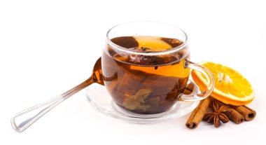 Beyaz üzerine izole edilmiş bir fincan çay