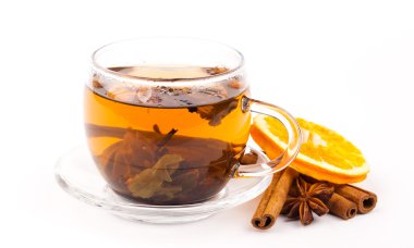 Beyaz üzerine izole edilmiş bir fincan çay