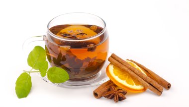 Beyaz üzerine izole edilmiş bir fincan çay