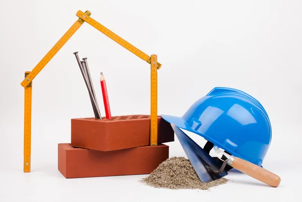 Hardhat azul, tijolos e ferramentas de pedreiro — Fotografia de Stock