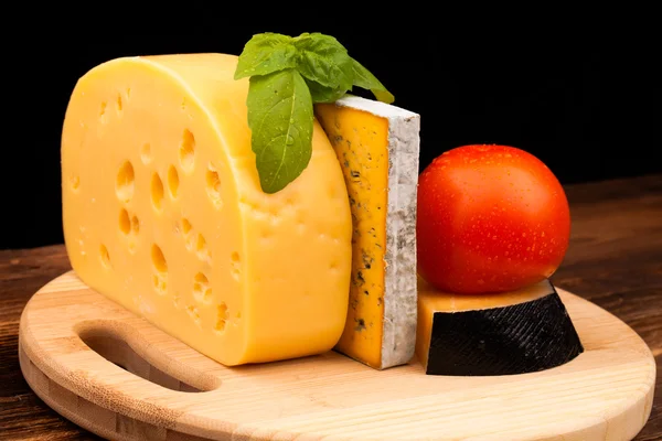 peynir ve domates izole siyah ahşap masa üzerinde çeşitli