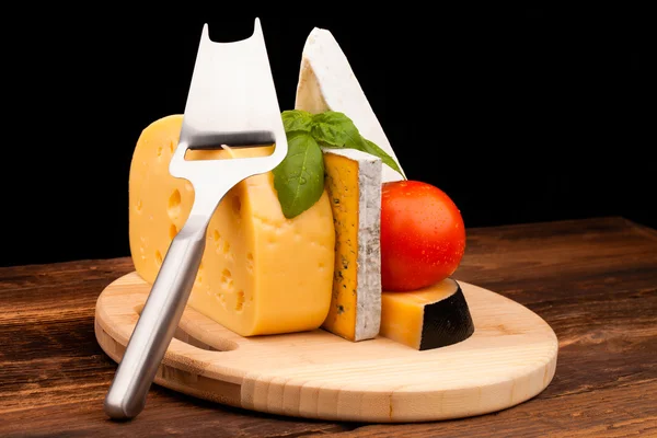 peynir ve domates izole siyah ahşap masa üzerinde çeşitli