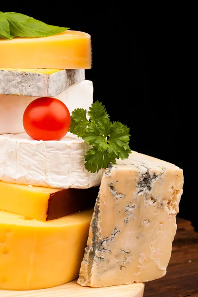 peynir ve domates izole siyah ahşap masa üzerinde çeşitli