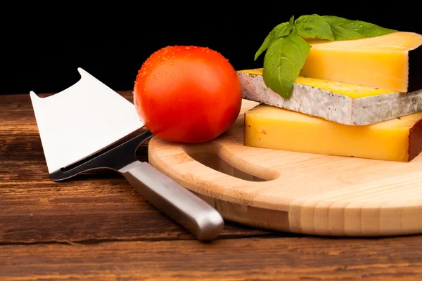 peynir ve domates izole siyah ahşap masa üzerinde çeşitli