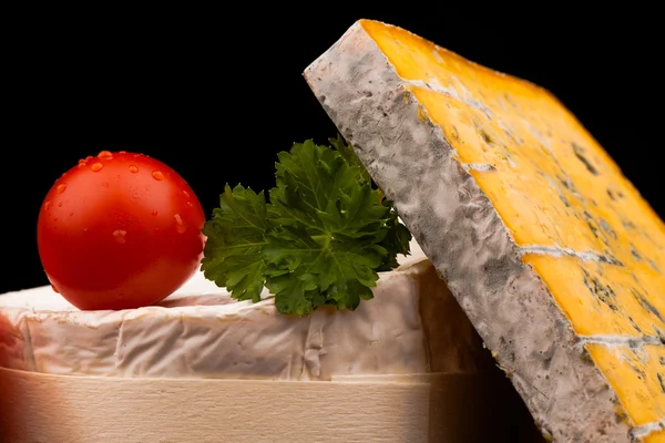 Olika typer av ost på träbord — Stockfoto