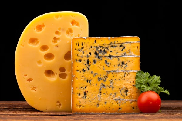 Verschillende soorten kaas op houten tafel — Stockfoto