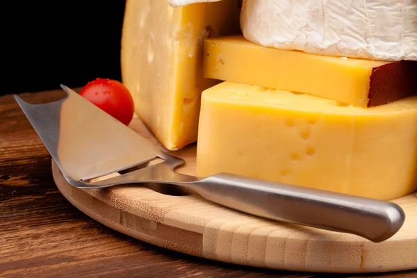 Olika typer av ost på träbord — Stockfoto