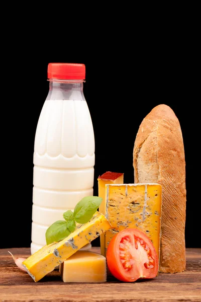 Peynir ve süt siyah izole türleri — Stok fotoğraf