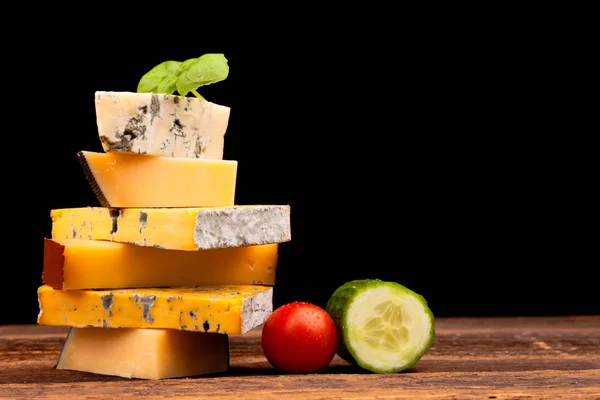 Olika typer av ost som isolerade på svart — Stockfoto