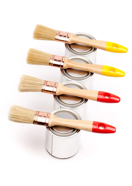 Latas de pintura con pinceles — Foto de Stock