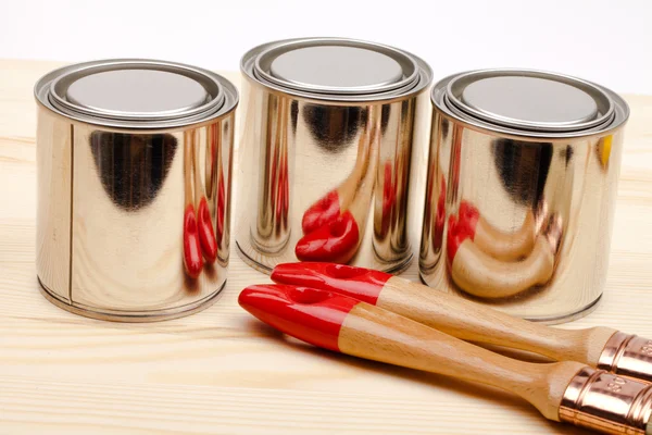 Latas de pintura con pinceles — Foto de Stock