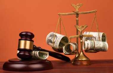 Yargıç tokmak ve adaletin terazisi