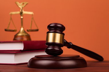 Tokmak, ölçekler ve hukuk kitapları adaletin hakim