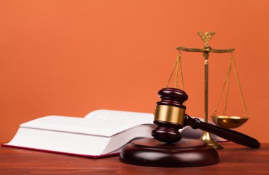 Tokmak, ölçekler ve hukuk kitapları adaletin hakim